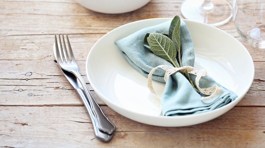 食事中に避けたいNG行動とは?鼻をかんでもOK?